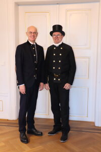 Regierungspräsident Walter Jonas (links) begrüßte Bezirkskaminkehrermeister Peter Wilhelm (rechts) in der Regierung der Oberpfalz