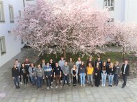 Zukünftige Anwärterinnen und Anwärter mit Regierungsvizepräsident Florian Luderschmid und dem Ausbildungsteam der Regierung der Oberpfalz