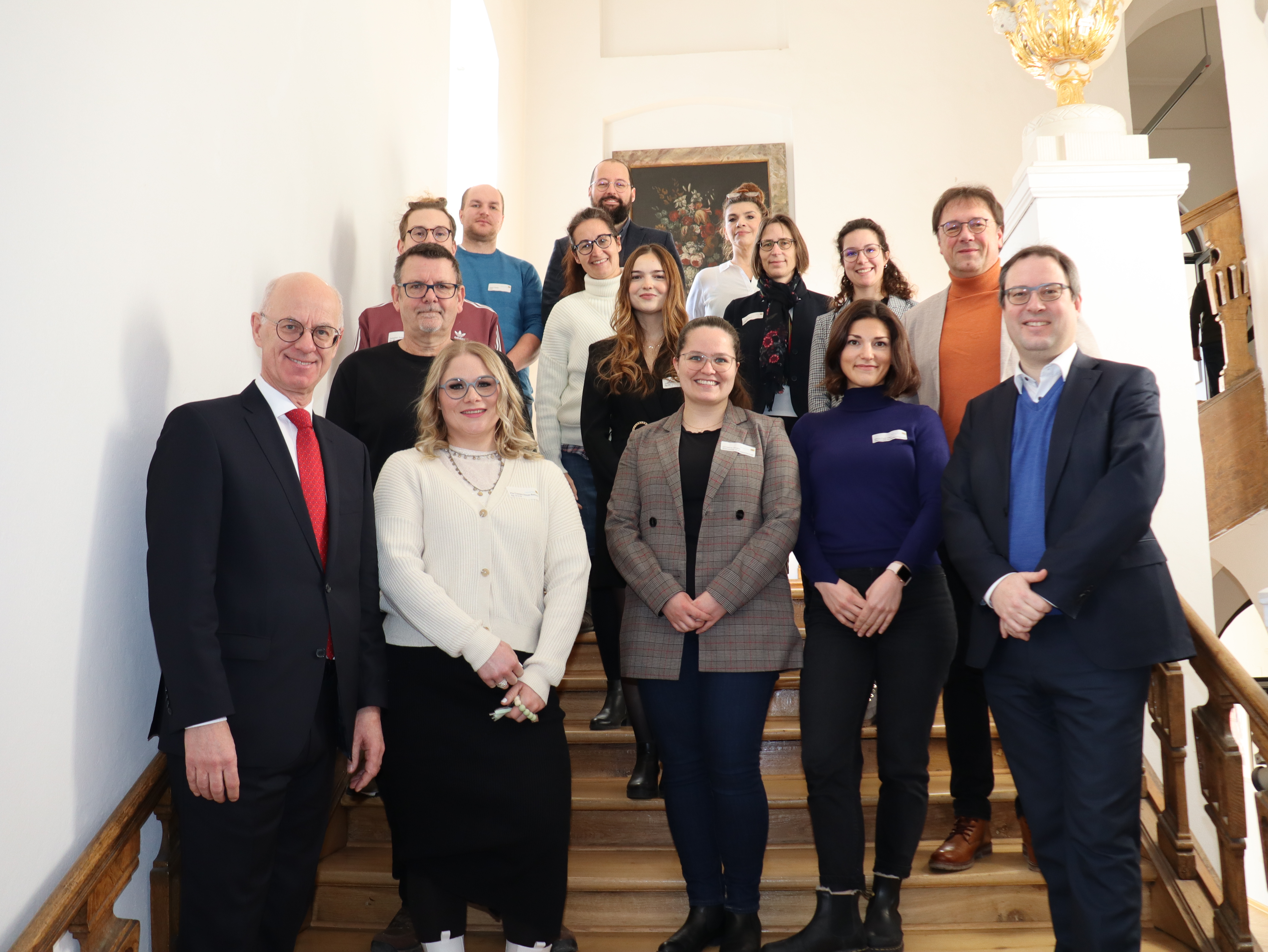 Ein Teil der neuen Mitarbeiterinnen und Mitarbeiter mit Regierungspräsident Walter Jonas und Regierungsvizepräsident Florian Luderschmid Ein Teil der neuen Mitarbeiterinnen und Mitarbeiter mit Regierungspräsident Walter Jonas und Regierungsvizepräsident Florian Luderschmid