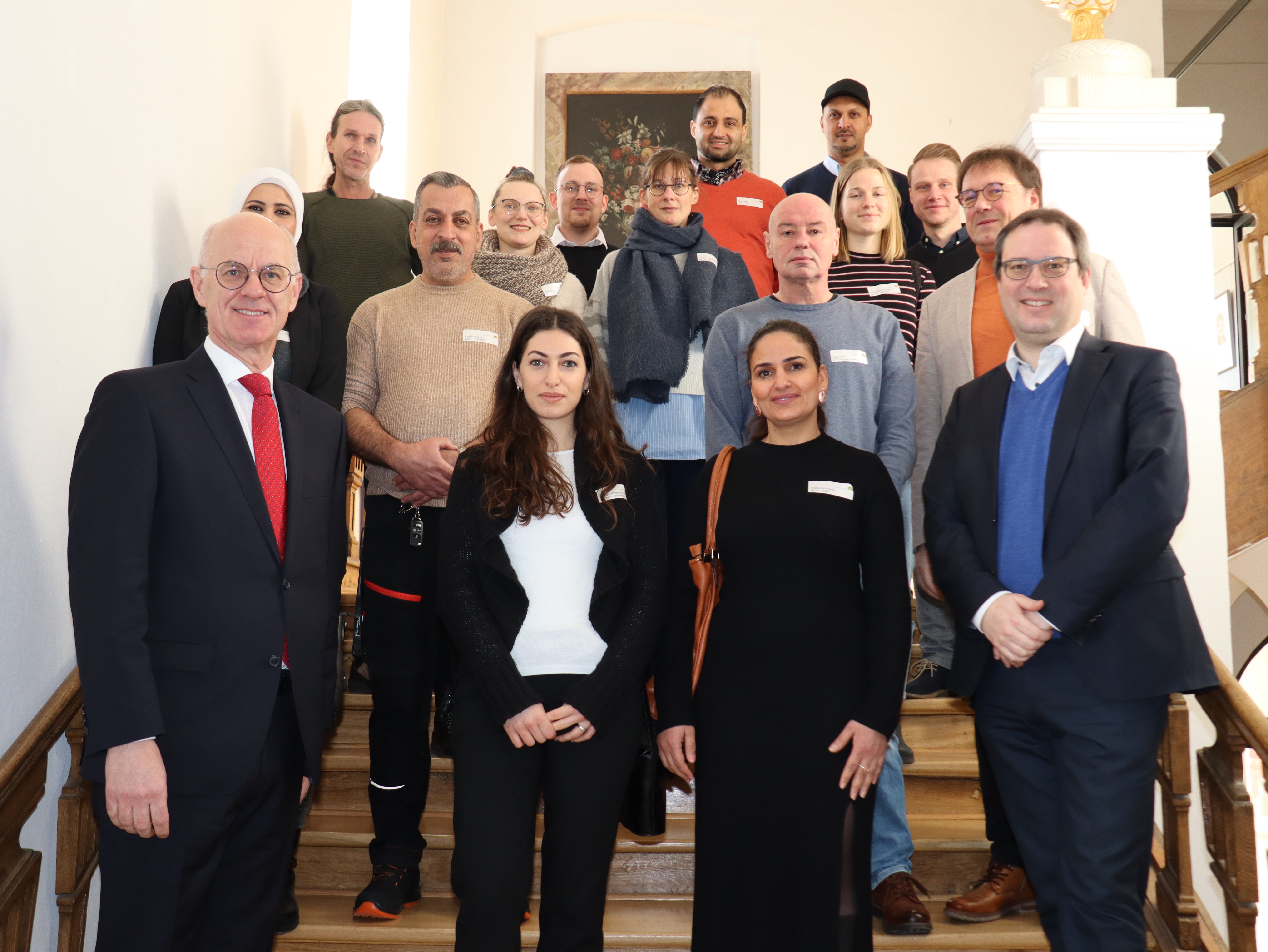 Der zweite Teil der neuen Mitarbeiterinnen und Mitarbeiter mit Regierungspräsident Walter Jonas und Regierungsvizepräsident Florian Luderschmid Der zweite Teil der neuen Mitarbeiterinnen und Mitarbeiter mit Regierungspräsident Walter Jonas und Regierungsvizepräsident Florian Luderschmid