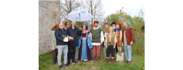 Regierungspräsident Walter Jonas (4.v.li.) mit dem Ensemble der Märchenzeit Rötz Gruppenbild_schirmherrschaft_schwarzenburg_festspiele