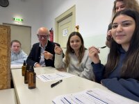 Regierungspräsident Walter Jonas mit Schülerinnen der Pestalozzi-Mittelschule