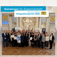 Gruppenfoto beim Integrationspreis 2025 der Regierung der Oberpfalz: Preisträgerinnen, Preisträger und Beteiligte stehen im Spiegelsaal der Regierung.