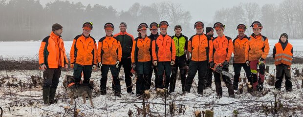 Teameinsatz für den Naturschutz: Auszubildende, Forstwirte und Partner nach dem winterlichen Pflegeeinsatz im Charlottenhofer Weihergebiet.