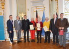 Die mit der Pflegemedaille geehrten Bürgerinnen: Annemarie Ederer, Maria Forster und Agnes Ott zusammen mit Regierungspräsident Axel Bartelt (3.v.l.) und Vertretern der Landkreise und Gemeinden