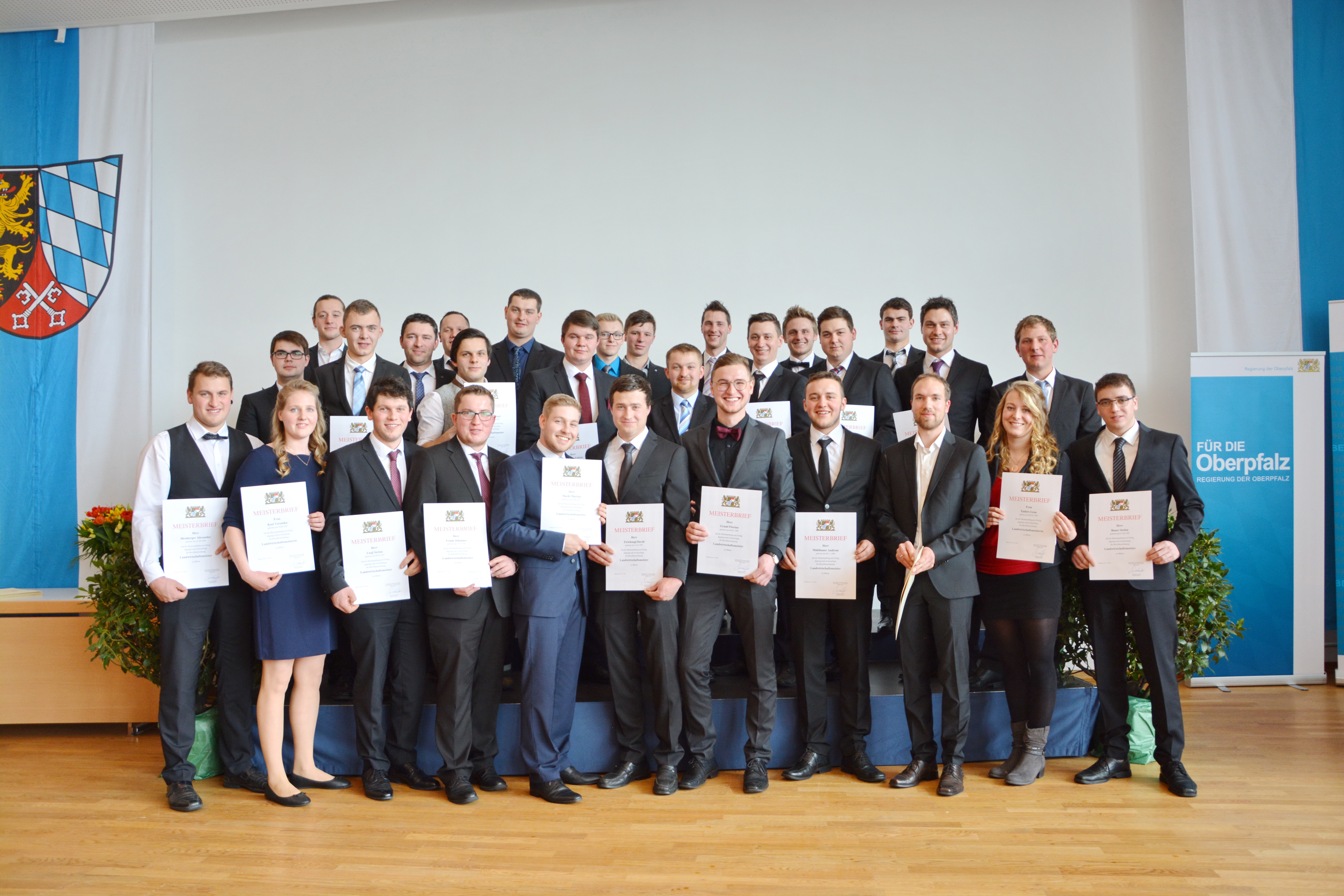 Gruppenbild der Absolventinnen und Absolventen Gruppenbild der Absolventinnen und Absolventen