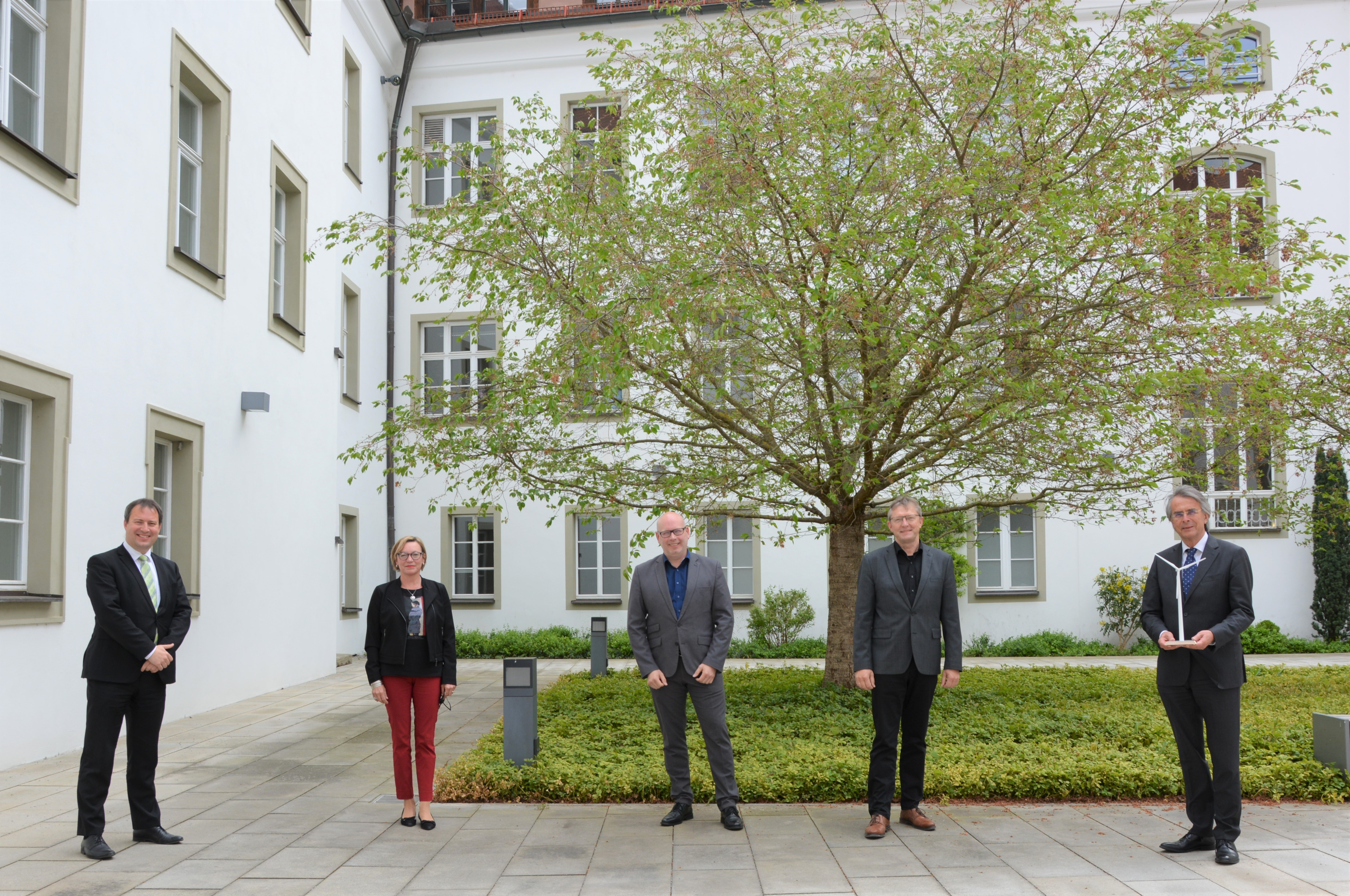 Regierungspräsident Axel Bartelt (r.) und Regierungsvizepräsident Florian Luderschmid (l.) begrüßten mit Sigrun Denner (Geschäftsstelle „Energiewende Oberpfalz“ der Regierung der Oberpfalz) die Windkümmerer, Ludwig Friedl, Geschäftsführer der Energieagentur Regensburg e.V. (2.v.r) und Matthias Rösch, Geschäftsführer des Energie-Technologischen Zentrums Nordoberpfalz GmbH. (3.v.r.) (Regierung der Oberpfalz/Stühlinger) Regierungspräsident Axel Bartelt (r.) und Regierungsvizepräsident Florian Luderschmid (l.) begrüßten mit Sigrun Denner (Geschäftsstelle „Energiewende Oberpfalz“ der Regierung der Oberpfalz) die Windkümmerer, Ludwig Friedl, Geschäftsführer der Energieagentur Regensburg e.V. (2.v.r) und Matthias Rösch, Geschäftsführer des Energie-Technologischen Zentrums Nordoberpfalz GmbH. (3.v.r.) (Regierung der Oberpfalz/Stühlinger)
