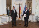 Regierungspräsident Axel Bartelt zusammen mit Alfred Reger, Mitglied des Stadtrats Roding und ehemaliger zweiter und dritter Bürgermeister der Stadt Roding