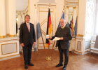 Regierungspräsident Axel Bartelt zusammen mit Winfried Franz, Mitglied des Kreistags Amberg-Sulzbach und ehemaliger Erster Bürgermeister der Gemeinde Neukirchen b. Sulzbach-Rosenberg