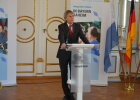 Regierungspräsident Axel Bartelt begrüßt die Preisträger und Gäste des Integrationspreises der Regierung der Oberpfalz 2021