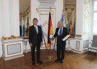 Regierungspräsident Axel Bartelt zusammen mit Bernhard Hübl, zweiter Bürgermeister des Marktes Kallmünz