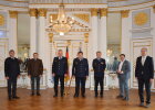 Kreisbrandinspektor Thomas Diez (3.v.l.) und Kreisbrandinspektor Günter Schöberl (4.v.r.) mit Regierungspräsident Axel Bartelt (l.) und den politischen Vertretern aus dem Landkreis Regensburg