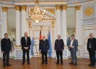 Kreisbrandmeister Alfons Huber (3.v.l.) mit Regierungspräsident Axel Bartelt (l.) und den politischen Vertretern aus dem Landkreis Neustadt a.d.WN.