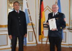 Kreisbrandmeister Alfons Huber aus Püchersreuth mit Regierungspräsident Axel Bartelt
