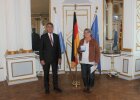 Regierungspräsident Axel Bartelt zusammen mit Waltraud Lobenhofer, Mitglied des Gemeinderats Poppenricht