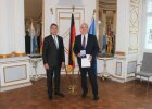 Regierungspräsident Axel Bartelt zusammen mit Guido Belzl, ehemaliger Erster Bürgermeister des Marktes Pyrbaum und ehemaliges Mitglied des Kreistags Neumarkt i.d.Opf.