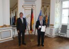 Regierungspräsident Axel Bartelt zusammen mit Alois Renner, ehemaliger zweiter Bürgermeister der Gemeinde Sinzing