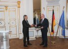 Regierungspräsident Axel Bartelt übergibt Guido Belzl, ehemaliger Erster Bürgermeister des Marktes Pyrbaum und ehemaliges Mitglied des Kreistags Neumarkt i.d.Opf., die Kommunale Verdienstmedaille