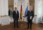 Regierungspräsident Axel Bartelt zusammen mit Albert Zahnweh, ehemaliger zweiter Bürgermeister der Gemeinde Mötzing