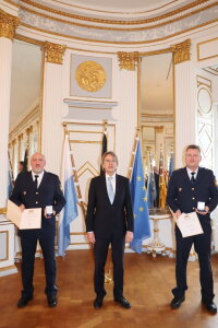 Josef Koller, Regierungspräsident Axel Bartelt und Andreas Rösner (v.li.)