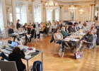 Teilnehmerinnen und Teilnehmer der Fortbildung im Spiegelsaal der Regierung der Oberpfalz