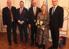 Bezirkstagspräsident Franz Löffler, Hejtman Rudolf Špoták, Regierungspräsident Walter Jonas, die tschechische Generalkonsulin Dr. Dr. iur. Ivana Červenková, und Staatsminister Albert Füracker