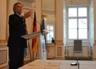 Regierungspräsident Axel Bartelt bei der Verleihung der Pflegemedaille