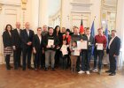 Gruppenbild der Lebensretter zusammen mit Regierungspräsident Walter Jonas, Angehörigen und Ehrengästen.