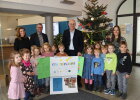 Regierungspräsident Walter Jonas schmückt mit den Kindern der Kita "Sternschnuppe" aus Sengenthal den Christbaum der Regierung der Oberpfalz