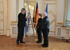 Regierungspräsident Axel Bartelt übergibt die Pflegemedaille an Elisabeth und Hermann Schanzer