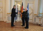 Regierungspräsident Axel Bartelt übergibt die Pflegemedaille an Elisabeth und Hermann Schanzer