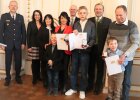 Polizeivizepräsident Thomas Schöniger, MdB Martina Englhardt-Kopf, Birgit Höcherl (Stellvertretende Landrätin Landkreis Schwandorf), Lebensretterin Steffi Günther mit Sohn Paul, Regierungspräsident Walter Jonas, Lebensretter Franz-Josef Heigl, Frank Zeitler (Bürgermeister Nabburg) und Lukas Mutzbauer mit Opa, den er gerettet hat.