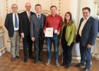 Regierungspräsident Walter Jonas zusammen mit (vlnr.:) Franz Mädler (Stellvertretender Landrat Amberg-Sulzbach), Albert Geitner (Erster Bürgermeister Ursensollen), Lebensretter Stefan Götz mit Frau Christina, MdL Tobias Gotthardt