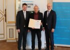 Preisträger Johannes Hundshammer vom Computerspende Regensburg e.V. zusammen mit Sandro Kirchner, Staatssekretär des Innern, für Sport und Integration und Regierungspräsident Walter Jonas.