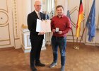 Regierungspräsident Walter Jonas mit Lebensretter Stefan Götz.