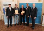 Die Regensburger Preisträger Michael Buschheuer vom Space-Eye e.V. und Johannes Hundshammer vom Computerspende Regensburg e.V. zusammen mit Sandro Kirchner, Staatssekretär des Innern, für Sport und Integration, Dr. Thomas Burger, Stadtrat Regensburg und Regierungspräsident Walter Jonas.