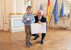 Regierungspräsident Walter Jonas mit dem 8-jährigen Lebensretter Lukas Mutzbauer.