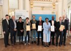 Foto aller Preisträger. Auf dem Foto zu sehen: Sandro Kirchner, Staatssekretär des Innern, für Sport und Integration, Dr. Josef Most, Heidi Langer und Patricia Broser vom Beruflichen Schulzentrum I Oskar-von-Miller-Schwandorf mit zwei Kolleginnen, Michael Buschheuer vom Space-Eye e.V., Johannes Hundshammer vom Computerspende Regensburg e.V., Anne Dawah und Alain Patrick Dawah Tankeu vom Multikulti-Integrationsverein Roding e.V., Günter Reiß und Regierungspräsident Walter Jonas 