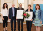 Johann und Melanie Hösl (3. v.l. und 2. v.r.) wurden mit dem Goldenen Meisterbrief geehrt (hier mit Ehrengästen) 