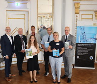 Referenten des 5. Wasserforums Oberpfalz mit Regierungspräsident Walter Jonas (1.v.r.) Hinten: Dominique Kinzkofer, Prof. Martin Grambow, Prof. Jörg Drewes, Dr. Stefan Kremb, Vorne: Eva Schnippering und Claudia Muhr