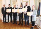 Regierungspräsident Walter Jonas ehrte Hubert Weikhart, Matthias Völkl, Stephan Müller, Ramon Kleebach und Sabrina Kleebach für die Rettung eines Mannes aus einem Regenwasser-Revisionsschacht