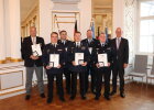 Gruppenfoto der Geehrten (v.r. Regierungspräsident Walter Jonas, Sebastian Scheuer, Marcus Ameismeier, Alexander Graf, Andreas Bergbauer, Stefan Gleißner und Michael Trifellner)