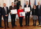 Gruppenfoto der Geehrten der Stadt Regensburg mit Regierungspräsident Walter Jonas (1.v.l.) und Ehrengästen