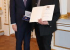Regierungspräsident Walter Jonas (links) mit Hans Klann, zweiter Bürgermeister der Gemeinde Edelsfeld