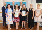 Regierungspräsident Walter Jonas (3.v.l.), Bezirksheimatpfleger Dr. Tobias Appl (3.v.l.h.), Mathilde Eichhammer, Ministerialbeauftragte für die Realschulen und  Abteilungsdirektor Thomas Unger (1.v.l.) mit den ausgezeichneten Schülerinnen und Schulvertreterinnen der Lobkowitz-Realschule - Staatliche Realschule Neustadt a.d.Waldnaab