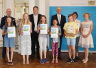 Regierungspräsident Walter Jonas mit den ausgezeichneten Schülerinnen und Schülern der Mädchenrealschule der Zisterzienserinnen Waldsassen und Ehrengästen