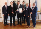 Regierungspräsident Walter Jonas (1.v.l.) mit Franz Ziegelmeier aus dem Landkreis Schwandorf und Ehrengästen