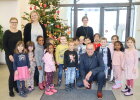 Abteilungsdirektor Horst Schmid in Vertretung des Präsidiums mit 20 Vorschulkindern des Städtischen Kinderhauses Nibelungenareal sowie deren Leiterin Michaela Schmidt, Mareike Reimer und Marion Vilsmeier vor dem geschmückten Christbaum