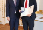 Regierungspräsident Walter Jonas (links) mit Bernd Sommer, Erster Bürgermeister der Stadt Waldsassen und Mitglied des Kreistags Tirschenreuth