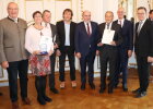 Gruppenfoto der Geehrten aus dem Landkreis Neumarkt i.d.OPf. mit Regierungspräsident Walter Jonas (2.v.r.) und Ehrengästen